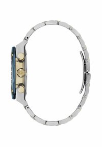 Ceas din oțel inoxidabil argintiu cu un cadran albastru, accente aurii, trei butoane pe latură și un design cu brățară legată.