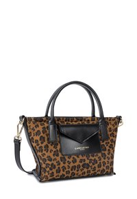 Sac à main en motif léopard avec des accents en cuir noir, deux poignées, une bandoulière amovible et une poche avant avec un rabat.