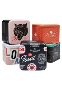 Cinq boîtes en métal avec divers designs : une boîte rose présentant un chat noir rugissant, des motifs géométriques, du texte et des variations de couleurs en orange, vert et noir.