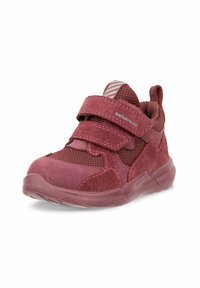 Scarpe sportive borgogna impermeabili realizzate con una combinazione di materiali in rete e scamosciato, dotate di due cinturini in Velcro e di una suola testurizzata.
