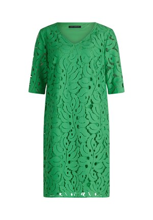 Groene jurk tot op de knie met halve mouwen, een bloemenkantlaag en een V-hals.