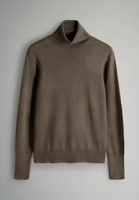 Pruun kaelusega sviiter, mis on valmistatud pehmest kudumkangast; omab pikki varrukaid, soonikkoes ääriseid ja veidi vabamat istuvust.