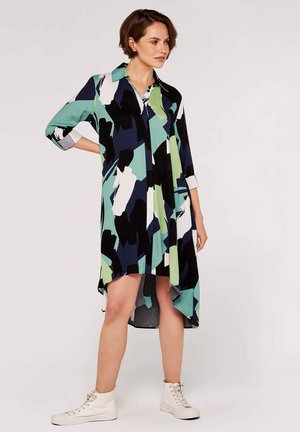 Knopfkleid in einem mehrfarbigen abstrakten Muster mit Grüntönen, Schwarz und Weiß. Es hat einen High-Low-Saum und drei Viertelärmel.