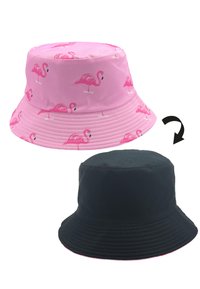 Zwei wendbare Bucket-Hüte: Eine Seite ist aus pinkem Stoff mit Flamingo-Muster; die andere Seite ist einfarbig schwarz mit einem strukturierten Rand.