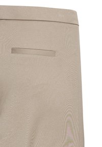 Pantaloni beige con una superficie liscia, dotati di una singola tasca posteriore. La vita ha una finitura pulita e una discreta cucitura decorativa.