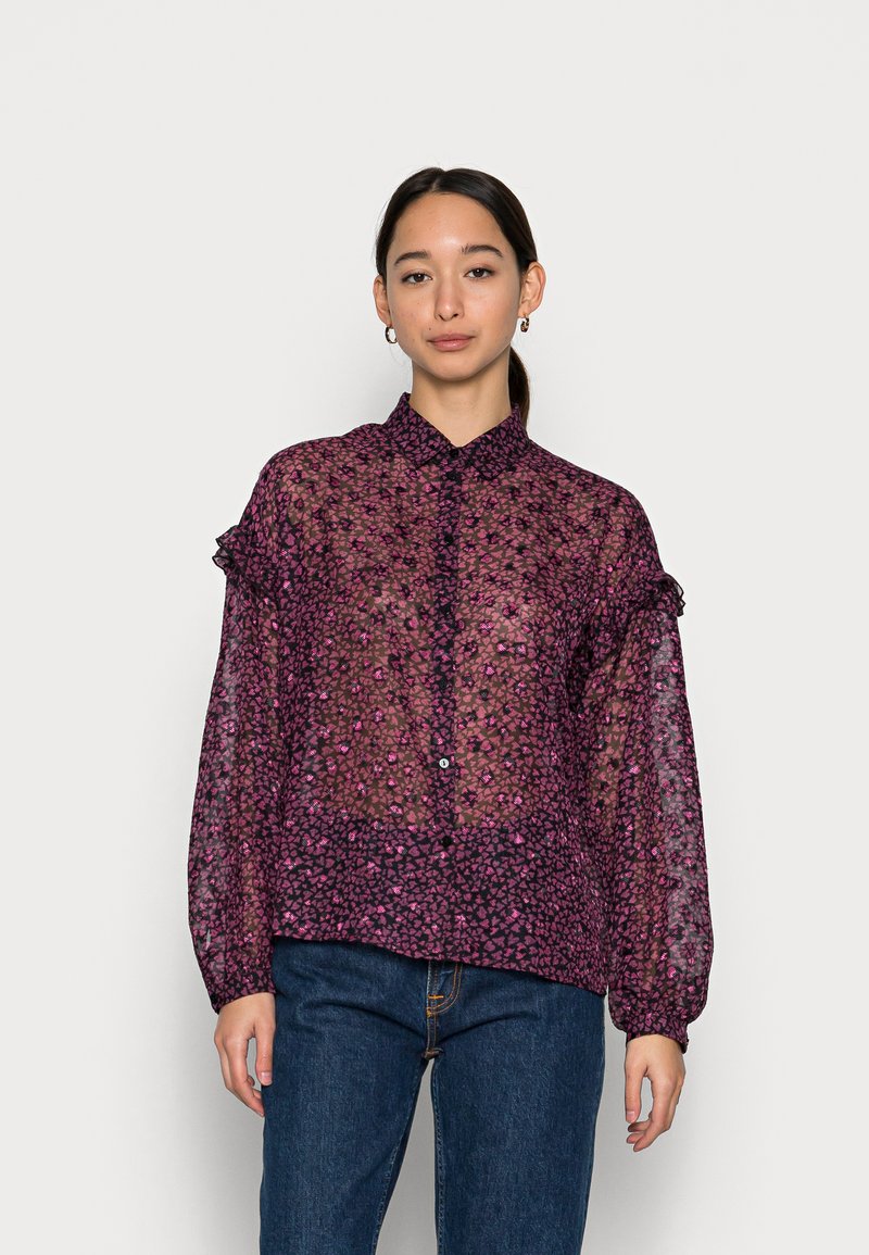 Camisa floral roxa, transparente, com botões, detalhes franzidos nos ombros e mangas longas, apresentando um padrão texturizado e um corte descontraído.