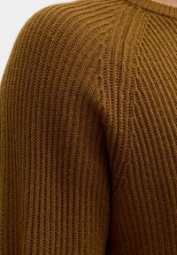 Strickpullover in Braun. Merkmale sind eine gerippte Textur, ein runder Ausschnitt und leicht taillierte Ärmel. Das Material wirkt weich und warm.