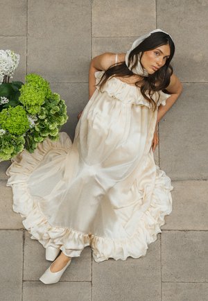 NA-KD, RUFFLE VOLUME MAXI DRESS - Pidulikud riided - cream