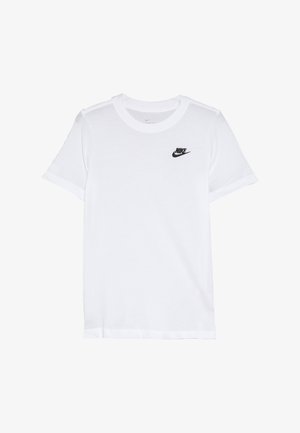 Camiseta blanca de algodón con mangas cortas, cuello redondo y un pequeño logo negro de Nike en el pecho izquierdo. Textura suave, ajuste clásico.