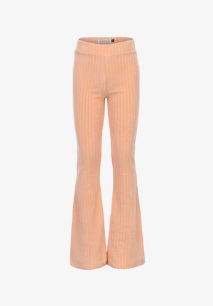 Perzikkleurige uitlopende broek met verticale ribbelstructuur, brede tailleband en een ontspannen pasvorm. De stof heeft een zachte, rekbare uitstraling.