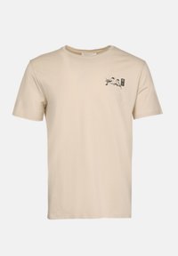 Μπεζ βαμβακερό μπλουζάκι με στρογγυλή λαιμόκοψη, κοντά μανίκια και ένα γραφικό με δύο πουλιά και ιαπωνικούς χαρακτήρες στη αριστερή πλευρά του στήθους.