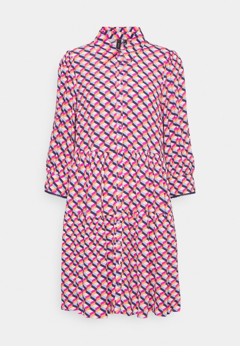 Robe boutonnée avec col, manches ballon trois-quarts, et motif géométrique coloré en cubes dans les tons rose, violet, blanc et orange.