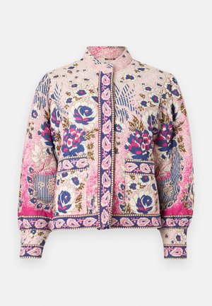 Rosa Jacke mit Blumenmuster in Blau und Braun, Vordertaschen, Knopfleiste vorne und hohem Kragen.