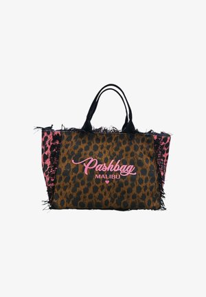 Borsa tote con stampa leopardata davanti, pannelli laterali rosa, bordi neri sfrangiati, manici neri e "Pashbag Malibu" in scrittura rosa sul davanti.