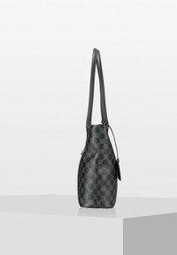 Schwarze, gemusterte Tote-Bag mit strukturierter Form. Verfügt über doppelte Lederträger und eine Außenreißverschlusstasche. Texturierte Oberfläche mit Hardware-Akzenten.