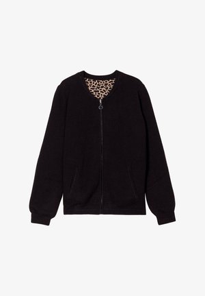 Zwarte cardigan met ritssluiting aan de voorkant, gemaakt van een textuurstof, met ribbelmanchetten en onderkant, en voorzien van een beige dierenprint voering en twee zijzakken.