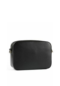 Borsa rettangolare in pelle nera con texture liscia, dettagli in metallo dorato e chiusura a zip. Dotata di tracolla regolabile.