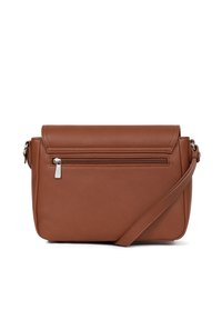 Borsa a tracolla in pelle marrone con pattina ripiegabile, tasca frontale con zip e tracolla regolabile. Presenta una finitura testurizzata.