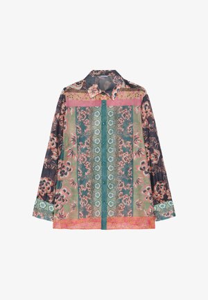 Chemise boutonnée à manches longues avec des motifs floraux multicolores en tons rose, vert, sarcelle et noir, dotée d'un col pointu et de poignets décoratifs.