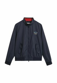Marineblauwe windbreaker jas met een hoge kraag, rits aan de voorkant, zijzakken en een rode voering. Voorzien van geborduurde logo's en ontwerpen.