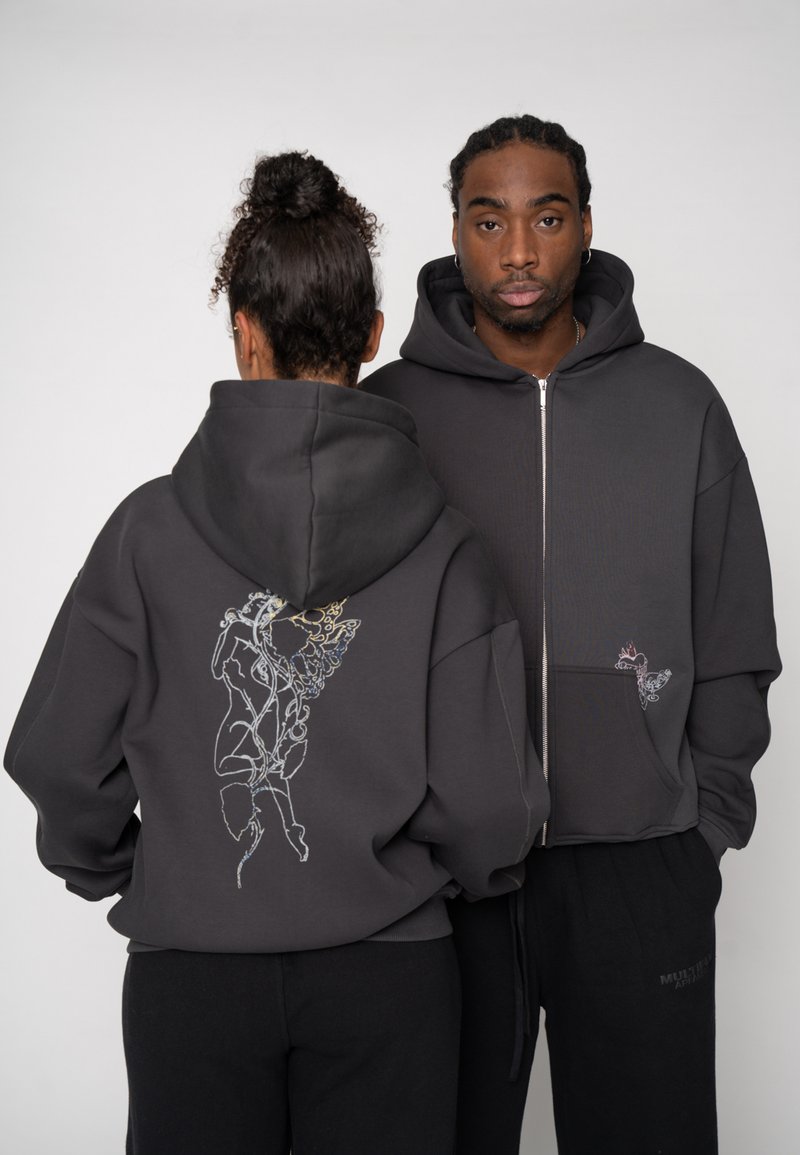 Grauer Zip-up-Hoodie aus weichem Stoff, mit künstlerischer Stickerei von Blumen- und Figurenmotiven auf der Rückseite und der Vorderseite des Taschenbereichs.