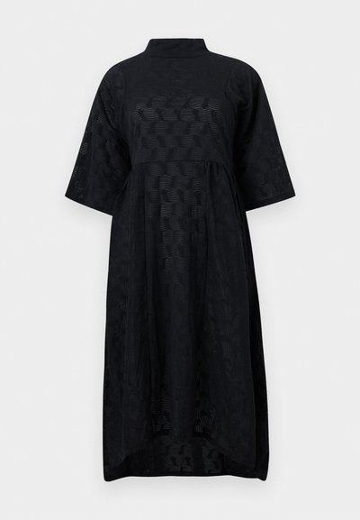 Μαύρο midi φόρεμα με υφή, ψηλό λαιμό, μανίκια μέχρι τον αγκώνα και σούρες στη μέση για χαλαρή, ρέουσα εφαρμογή.