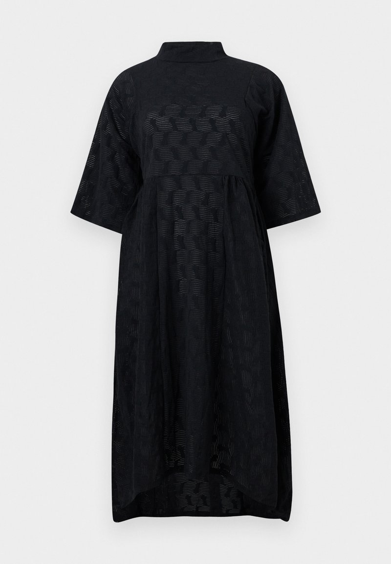 Schwarzes Midikleid mit strukturiertem Muster, hohem Ausschnitt, halblangen Ärmeln und geraffter Taille für eine lockere, fließende Passform.