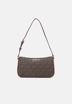 Brązowa torebka na ramię Michael Kors z nadrukiem monogramu, złotym logo i regulowanym paskiem z bordowym obszyciem.