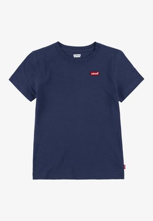 Marineblaues T-Shirt mit kurzen Ärmeln und Rundhalsausschnitt mit kleinem rotem Levi's-Logo-Patch auf der linken Brust und einem Etikett an der Seitennaht.