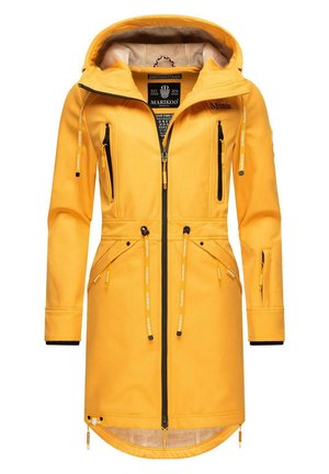 Parka impermeable amarilla con capucha, que presenta acentos de cremallera negra, múltiples bolsillos, cordones ajustables y un corte a la altura de la rodilla.
