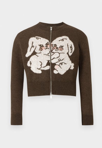 Καφέ πουλόβερ με φερμουάρ, με δύο λευκά κουνελάκια που κοιτάζονται, αγγίζοντας τις μύτες τους, με ροζ λεπτομέρειες στη μύτη και τις πατούσες.