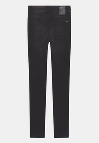 Zwarte denim jeans met een slim fit, met een middelhoge taille, vijf zakken en een label op de achterkant van de tailleband. Glad textuur.