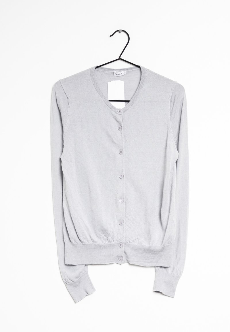 Cardigan gris clair à manches longues, boutonné et col en V, suspendu sur un cintre noir avec une étiquette blanche à l'intérieur du col.