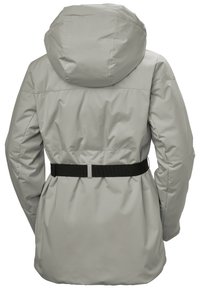 Hellgraue isolierte Jacke mit Kapuze, Gürtelschnalle in der Taille und glatter Stofftextur. Hat ein schlichtes Design ohne sichtbare Muster.