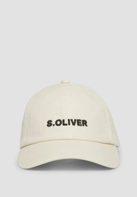 Crème baseballcap met een gebogen rand. Bevat geborduurd zwart "S.OLIVER" logo aan de voorkant. Stof heeft een gestructureerde, katoenachtige uitstraling.