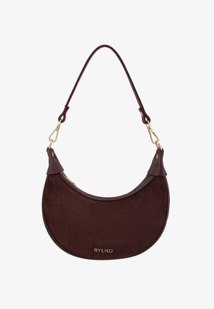 Ciemnobrązowa torebka typu półksiężyc z zamszu, z złotymi zapięciami i odpinanym paskiem na ramię, z wytłoczonym logo "RYŁKO" na przodzie.