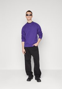 Carhartt WIP CHASE - Sportska majica - tyrian/gold