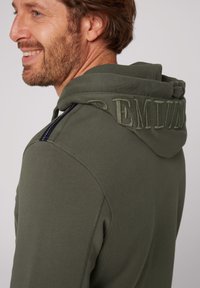 Camp David MIT 3D-STICKEREIEN - Hoodie - medium khaki