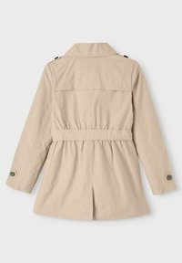 Trench-coat beige avec taille ceinturée, manches longues et boutons décoratifs. Confectionné en tissu lisse avec un col classique et un empiècement au dos.