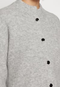 Gestuz Strickjacke - light grey