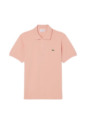 Polo de manga corta color rosa claro con cuello, dos botones y un pequeño logo de cocodrilo verde en el pecho izquierdo.