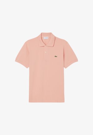 Polo de manga corta color rosa claro con cuello, dos botones y un pequeño logo de cocodrilo verde en el pecho izquierdo.