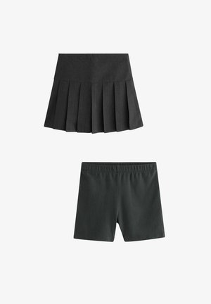 Donkergrijze geplooide rok met een brede tailleband boven een eenvoudige donkergrijze korte broek. Beide kledingstukken hebben een gladde textuur en een eenvoudig ontwerp.