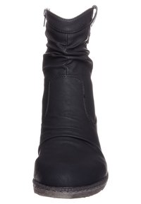 Bota de cuero negro hasta el tobillo con diseño arrugado, punta redondeada y superficie texturizada. Cuenta con cremallera y detalles de costura sutiles.