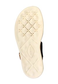 Semelle de chaussure blanche en caoutchouc avec une texture antidérapante composée de diamants et de perforations pour la respirabilité. Logo « GEOX » embossé au centre.