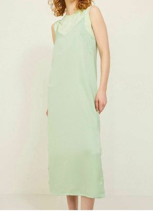 Lys grøn ærmeløs kjole med et tekstureret vertikalt stribemønster, der når midt på læggen, med en enkel, afslappet silhuet.