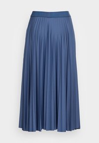 Falda midi plisada en azul intenso, con una cinturilla plana y una tela fluida que crea una textura vertical a lo largo de toda su longitud.