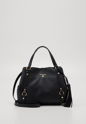 Bolso de cuero negro con textura granulada, herrajes dorados, dos asas superiores, correa de hombro desmontable y un tassel decorativo.