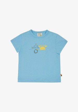 T-shirt di cotone azzurro chiaro con maniche corte, decorata con illustrazioni gialle di un granchio e di un castello di sabbia. Bottoni a pressione sulla spalla.