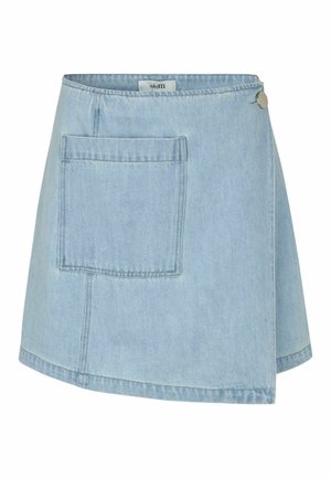 Lyseblå asymmetrisk denimnederdel med frontlomme og sidelukning med metalknap.